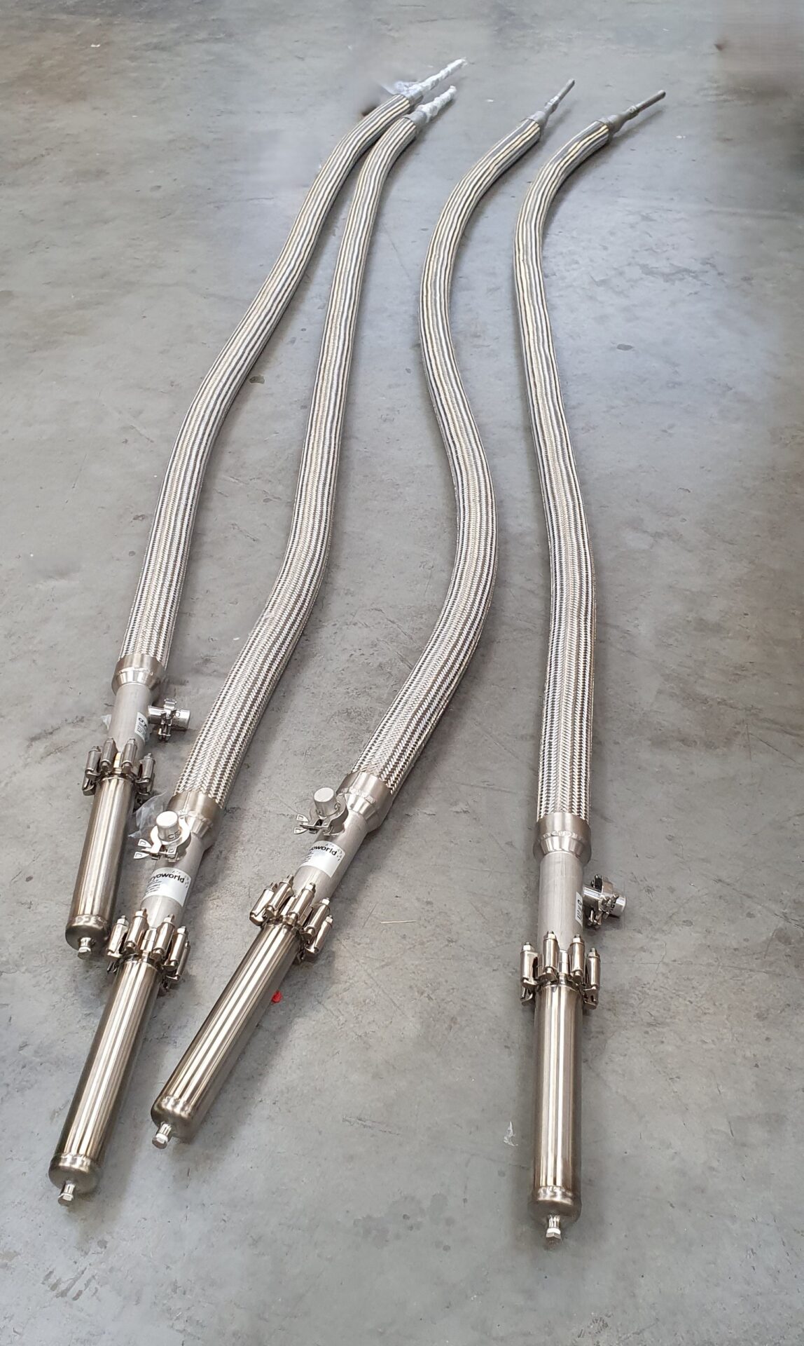 Flexible transfer lines for liquid hydrogen with bayonet couplings